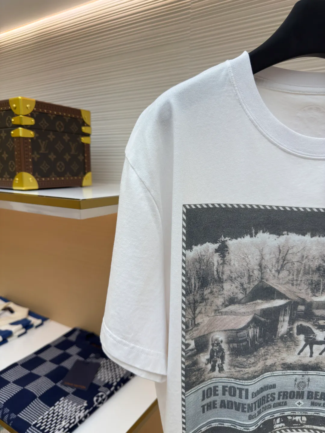 Chrome Hearts Oil Painting Short Sleeve ●Item No.: 1680013-X90 ●Material: pure cotton fabric ●Technology: Printing ●Version: Fitted version ●Weight: about 230 grams ●Size: S-M-L ●Description: The fabric is made of 26-woven 200-gram cotton. Printing is very important here. The ink used in the original version is beyond the standard printing, and ordinary printing factories have no ability to restore it. After visiting many factories, the final efforts paid off. The overall wiring is straight and delicate, the fabric is comfortable and soft, and the color is consistent with no color difference. It can be matched with the same style to create a fashionable look and control various occasions. Customized accessories, complete with three standards, same style for men and women!